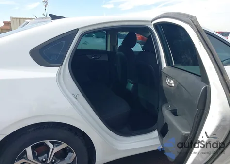 2021 Kia Forte Lxs z USA, uszkodzony, nr VIN 3KPF24AD7ME362515